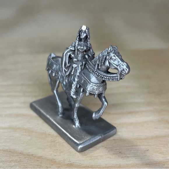 Vintage 1993 Ral Partha Pewter Mounted Medieval Lady with Gold Crown RF3015 - Picture 3 of 8